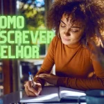 Mulher preta em uma mesa em um ambiente com luz natural escrevendo em um caderno, com a frase de fundo "como escrever melhor".