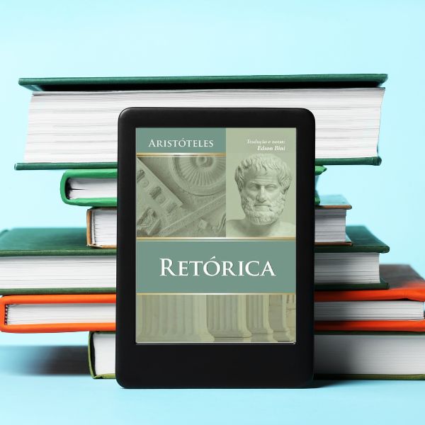 Livro "Retórica" de Aristóteles na tela de um Kindle, apoiado verticalmente em uma pilha de livros físicos.