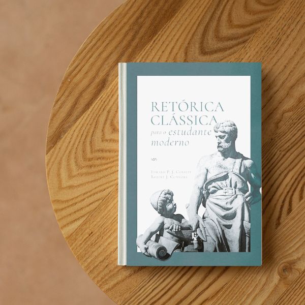 Livro "Retórica Clássica para o estudante moderno" sobre uma mesa de madeira.